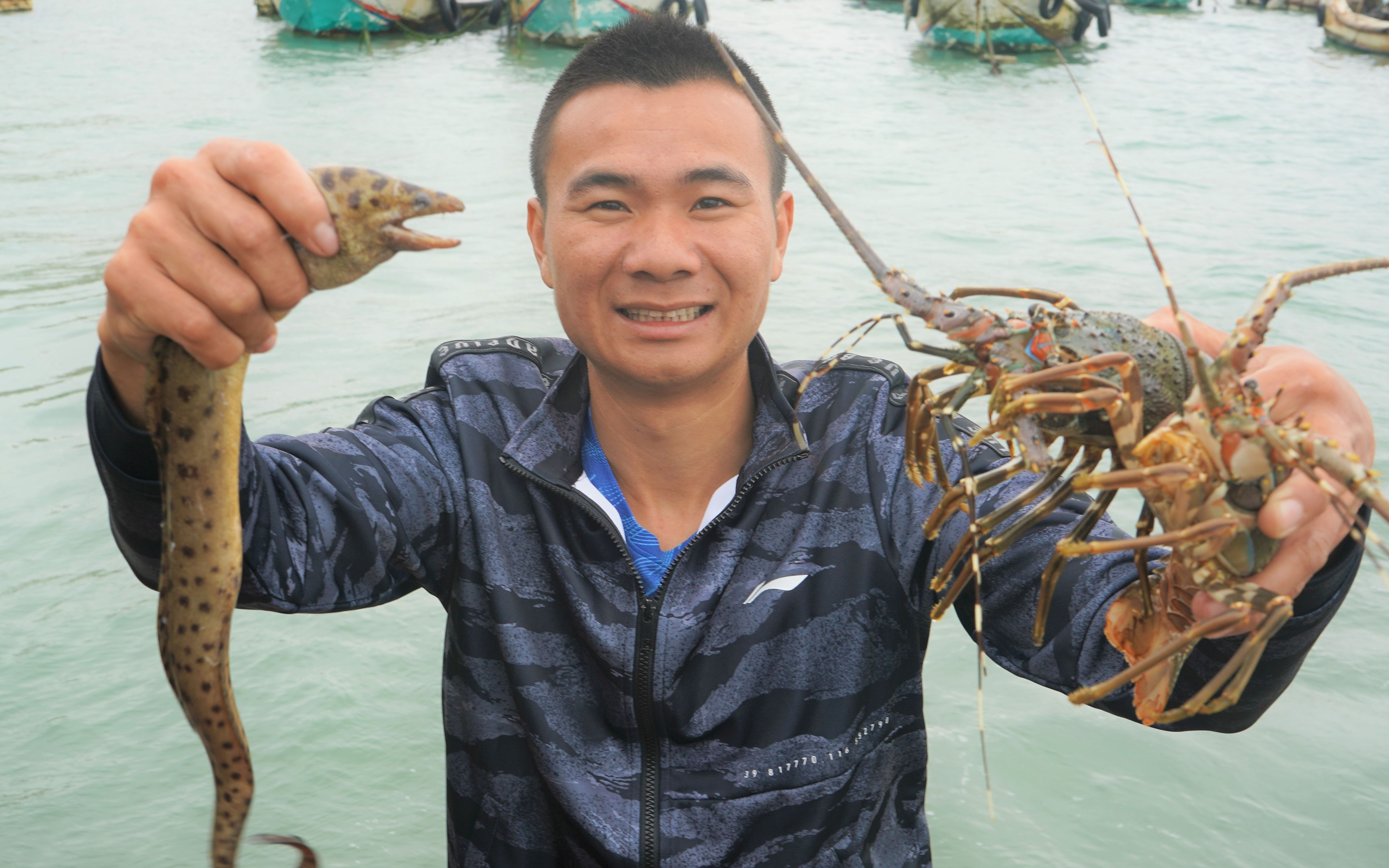 阿烽把两只大龙虾和许多海鳗都放生了只因为是渔民最重要的节日