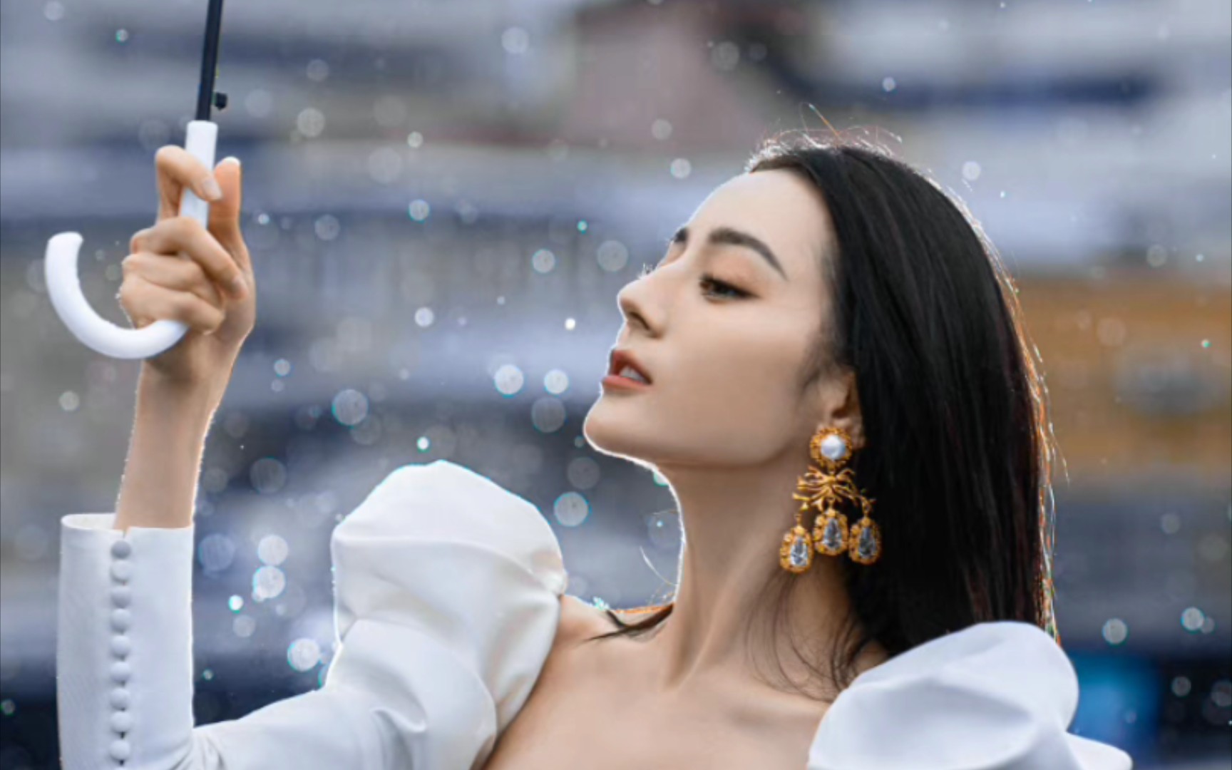 热巴这组时尚大片拍的太有氛围了!