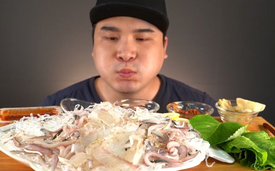 韩国小哥海鲜刺身吃播