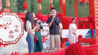 Скачать видео: 云南妹子太漂亮 被秦皇岛小伙抱回家了，现场观众欢呼...