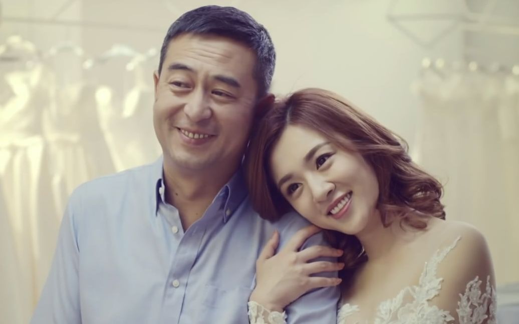 老夫少妻甜蜜蜜,王晓晨试婚纱,张嘉译血赚