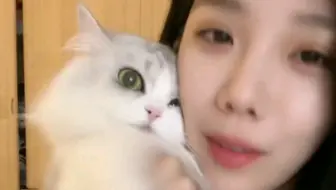 【CAT48-不丢】【沈梦瑶】丢姐和瑶瑶姑姑一起直播表演《爱你》（丢姐：我是被迫的），在姑姑怀里超乖（丢姐：我装的）22.6.10沈梦瑶wb直播
