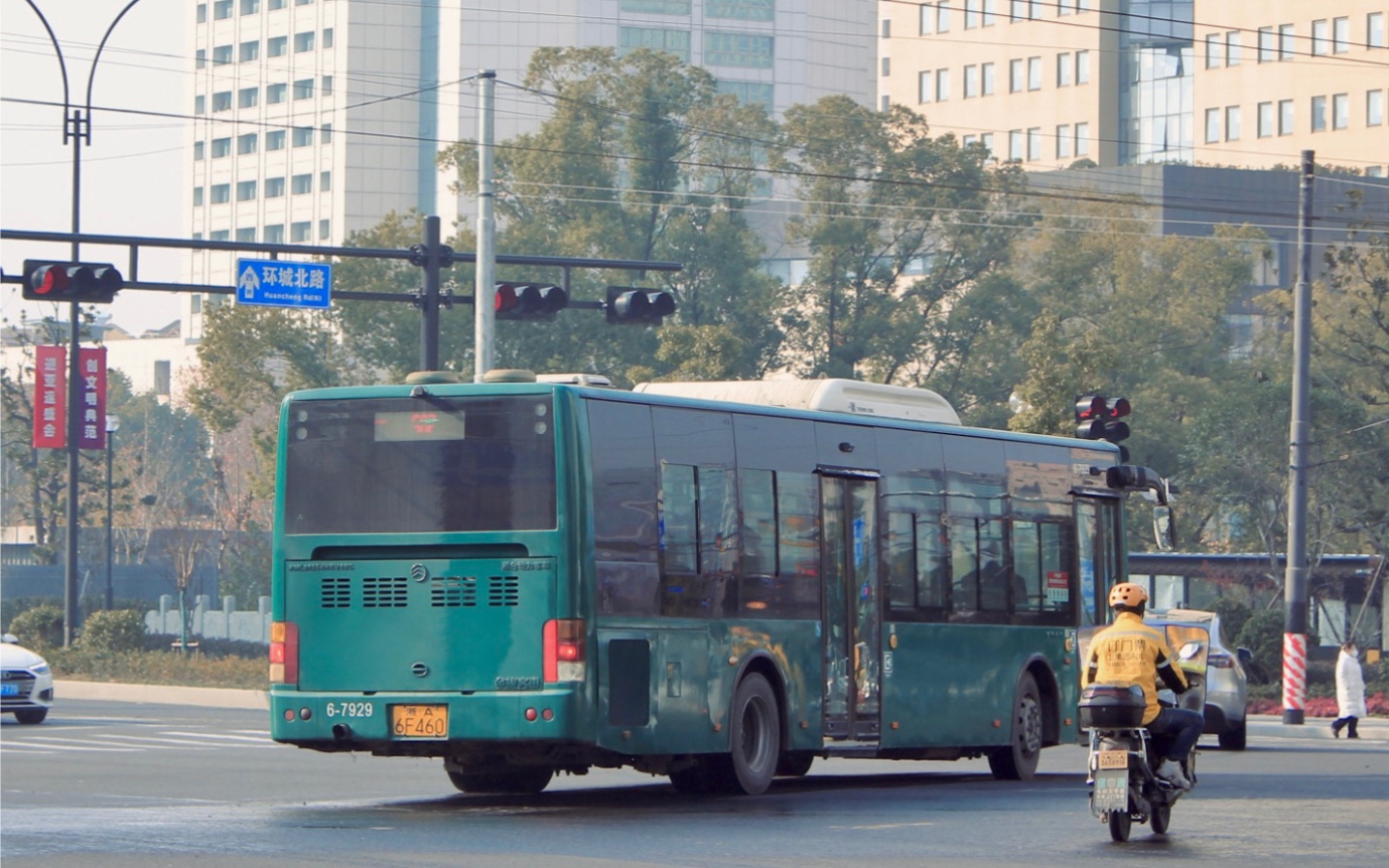 【杭州公交】502路 6-7929 xml6125jhev88c 湖墅路环城北路口转弯