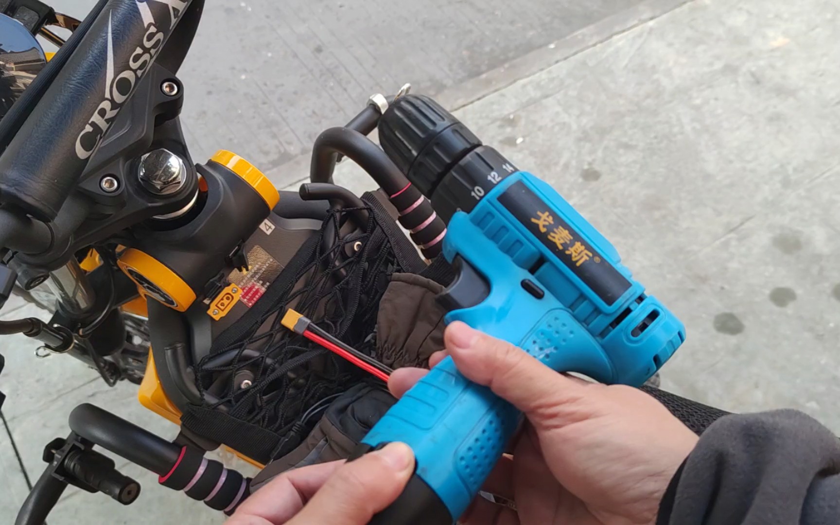 螺丝刀电池启动摩托车