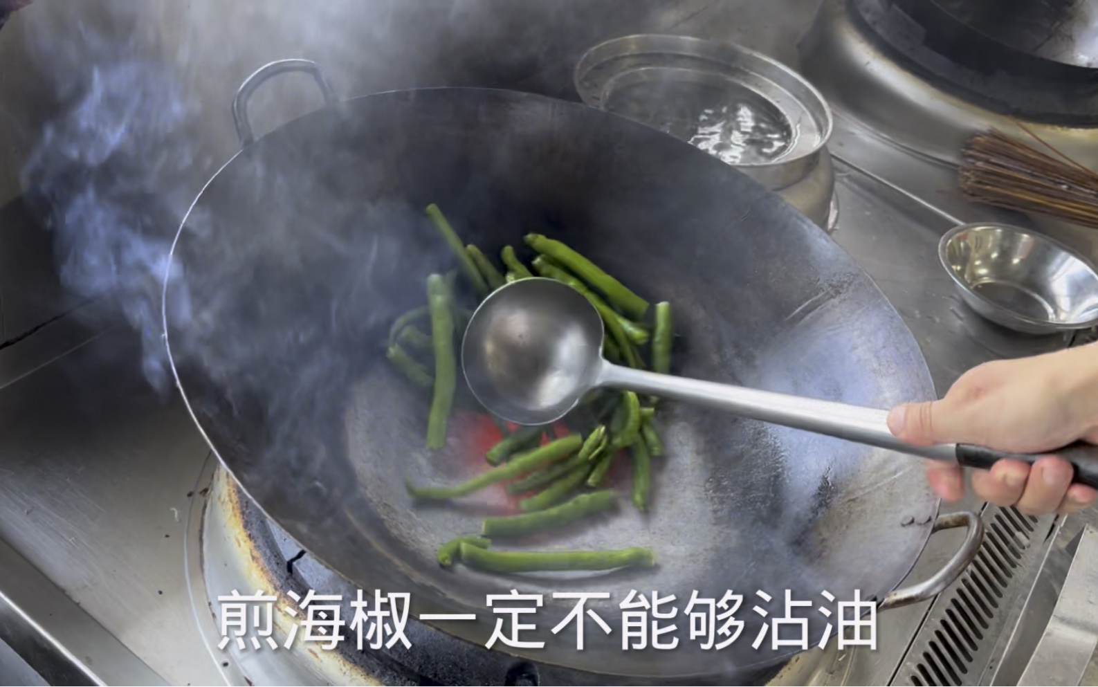 [图]把辣椒烧过后再来炒回锅肉，不放豆瓣酱和豆豉，不得不不说太下饭了