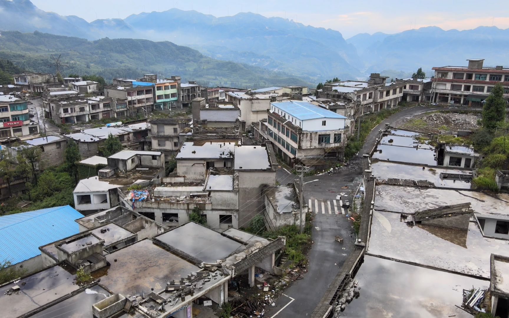 走进贵州废弃无人小镇,4年前集体搬走,这里发生了什么?