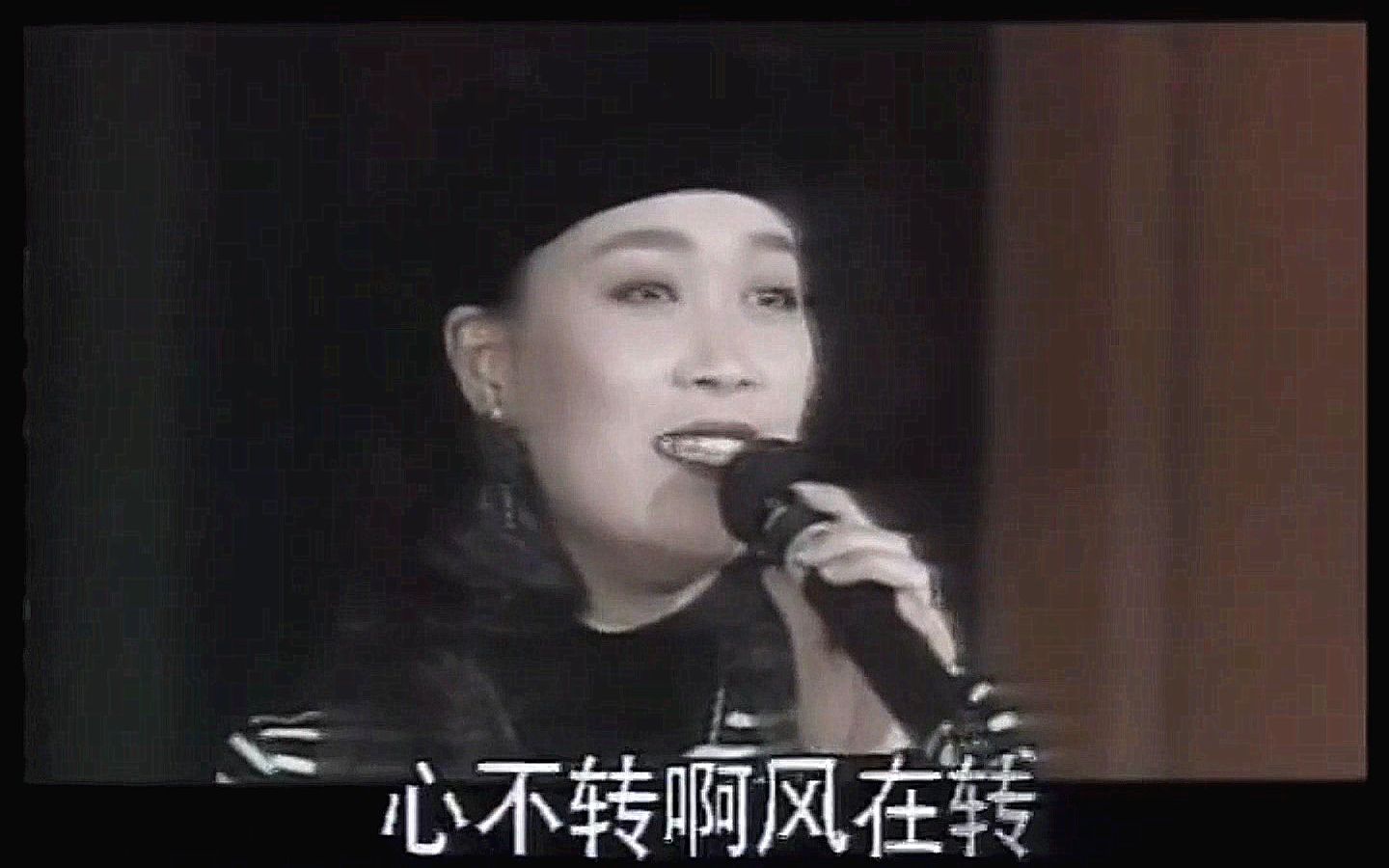 [图]1993年那英现场演唱《山不转水转》