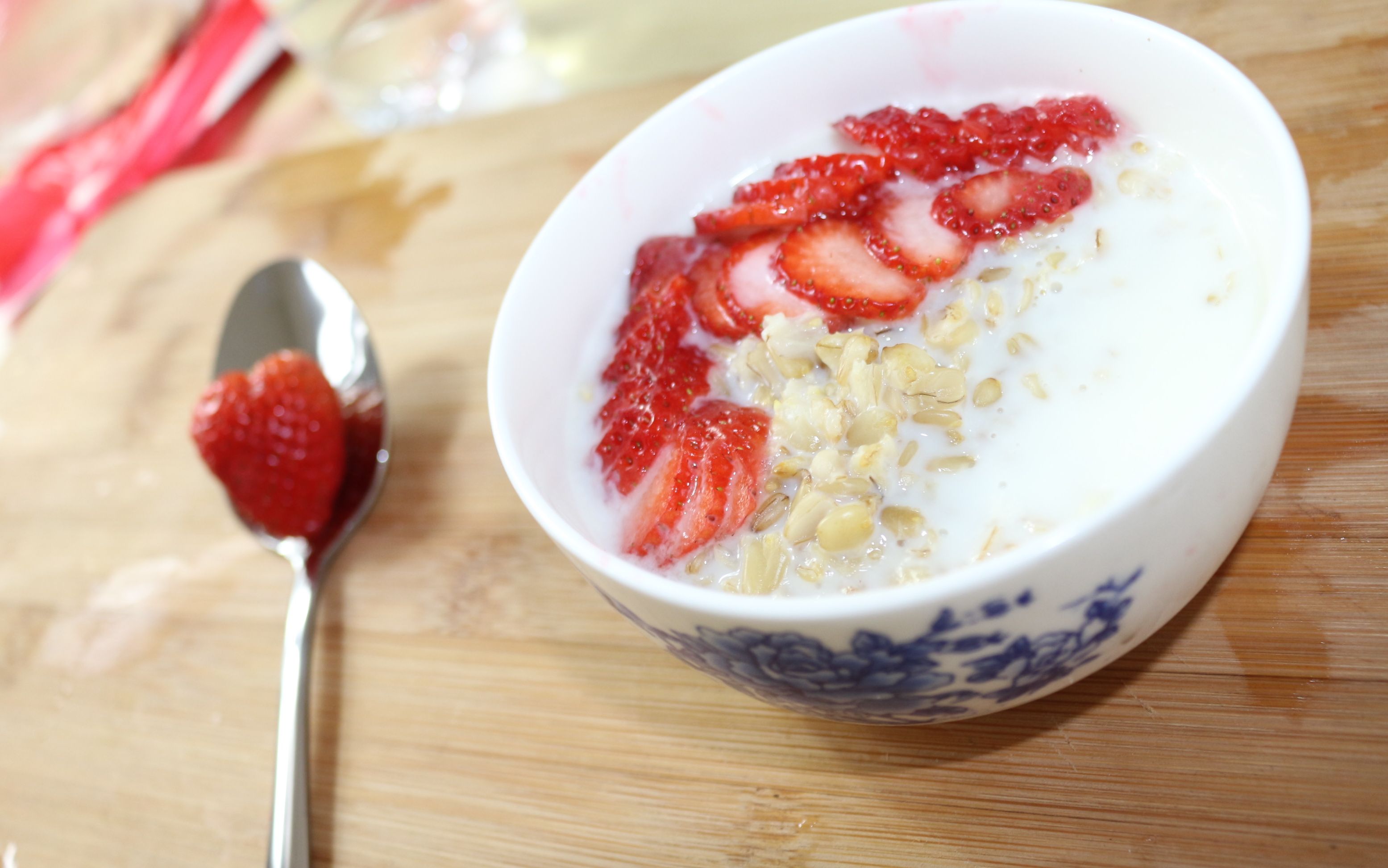 早上来一碗水果牛奶燕麦粥会很舒服哦!