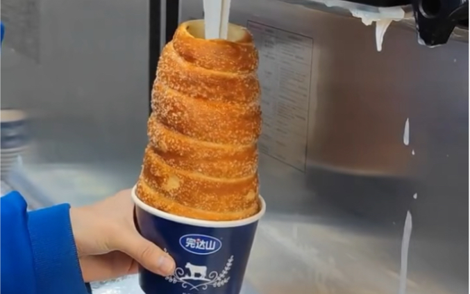 哈尔滨烟囱面包冰激凌,好大一个雪糕!