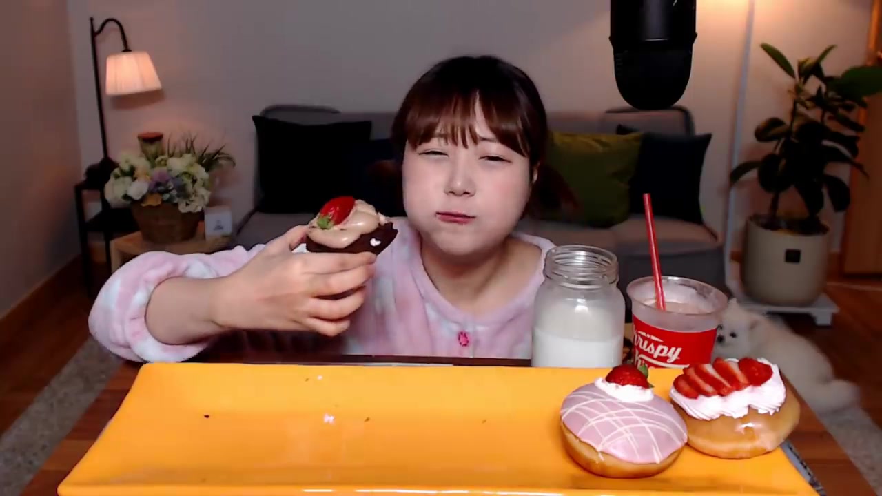 韩国吃播小姐姐吃蛋糕点心有草莓的奶油的等看着我都要流口水