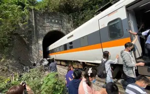 下载视频: 台湾列车撞卡车后出轨 现场数十人无生命迹象