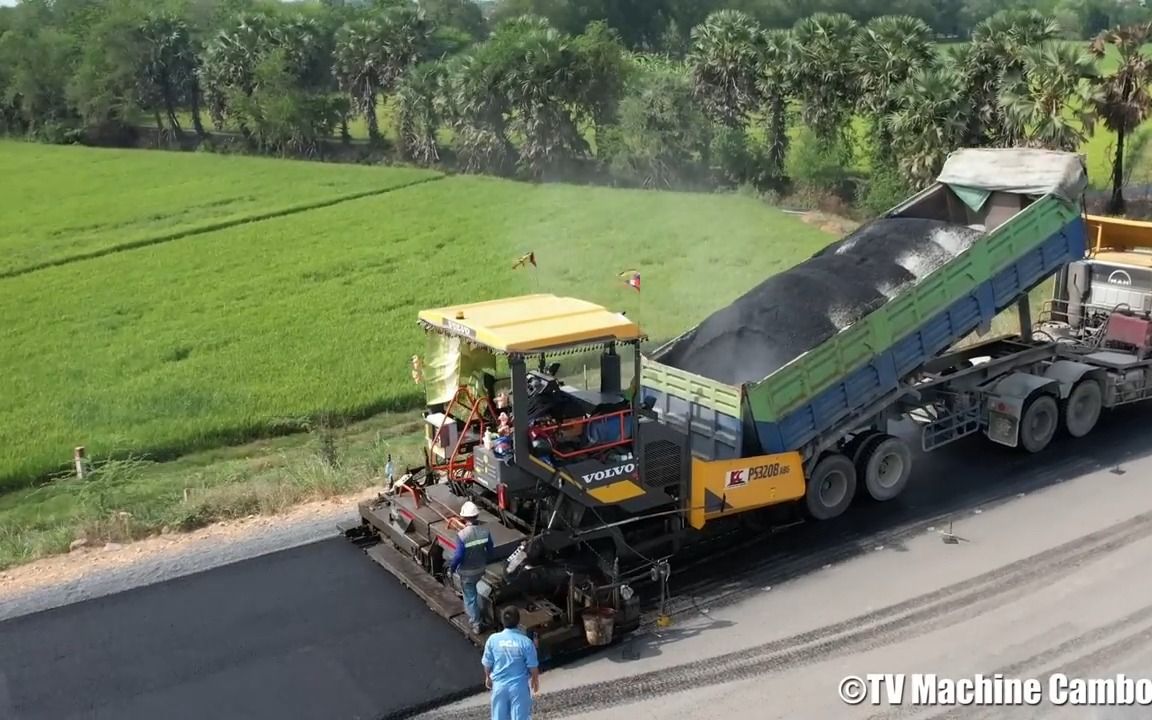 筑路工程!沃尔沃沥青摊铺机铺设柬埔寨高速公路哔哩哔哩bilibili