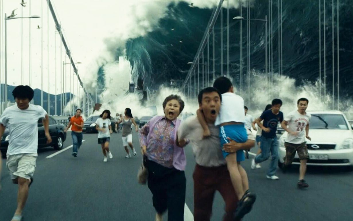 超级海啸席卷城市,百米巨浪淹没一切,人类疯狂逃命不顾他人