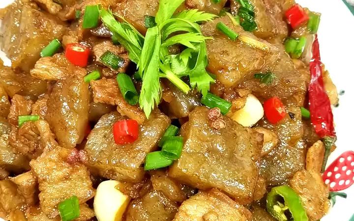 红薯粉圆子 用红薯淀粉做的饼,再炒五花肉,又名红薯粉块,红薯粉炒肉