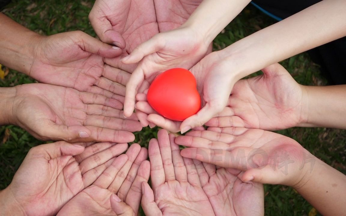 b772 创意众人伸出双手捧起起红色爱心公益宣传片爱心助学扶贫抗震
