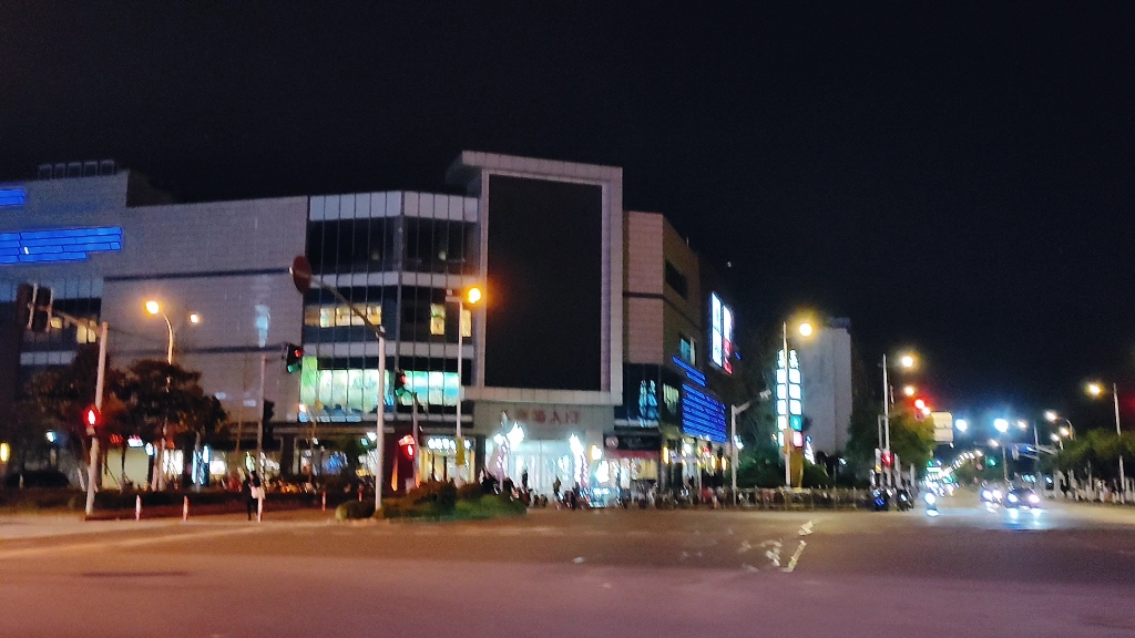 夜晚的上海泥城宝龙广场感觉挺繁华的