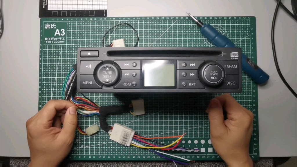 今天拆解到一半改维修了,维修尼桑车载cd机