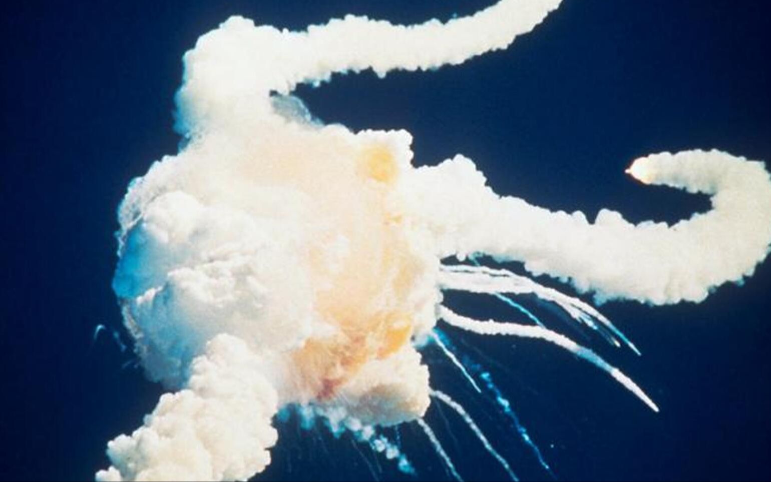 美国航天飞机爆炸录像,12亿美元变成烟花,7名宇航员成陪葬品