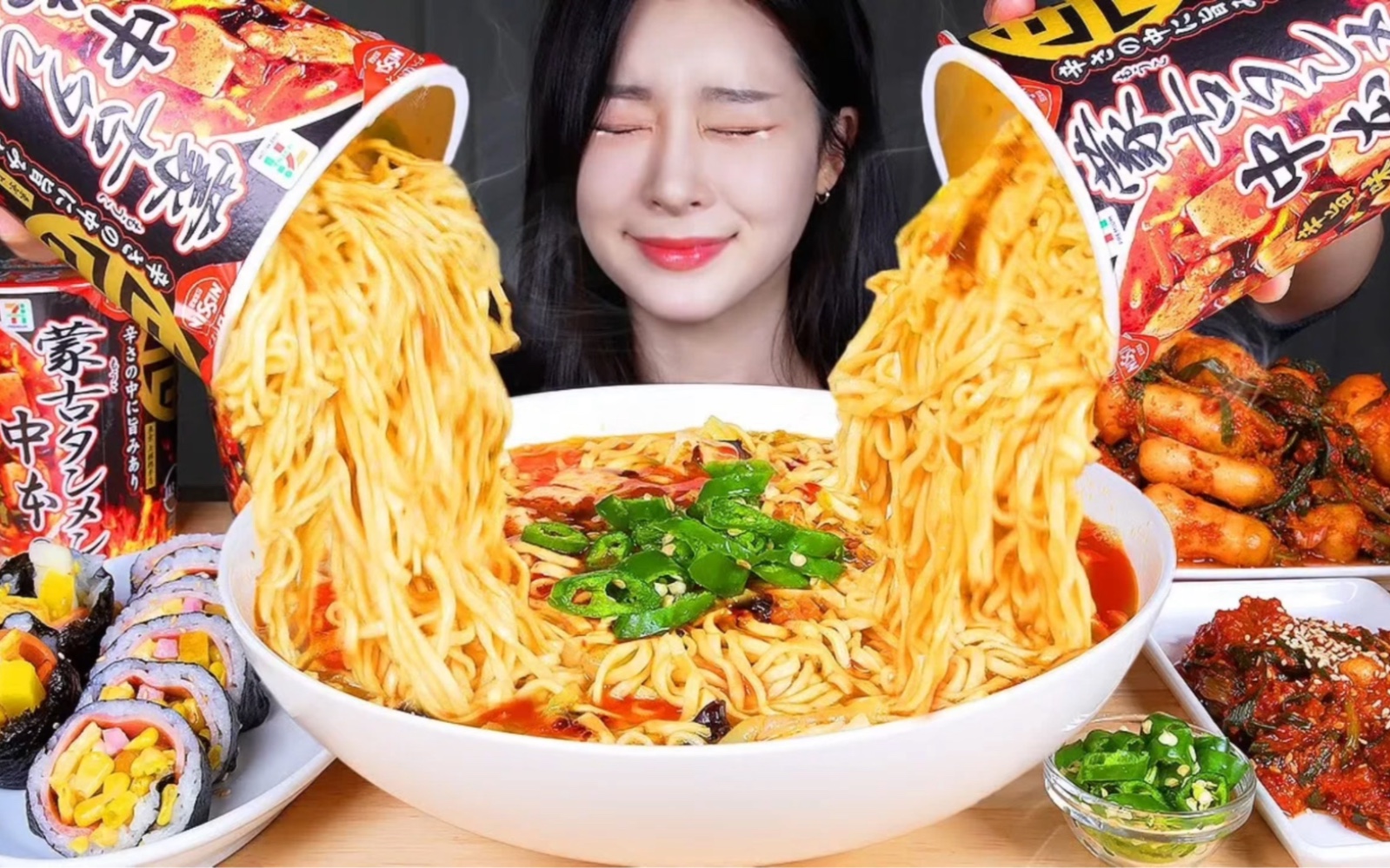 韩国吃播 挑战超辣的拉面 配菜饭卷跟泡菜辣椒 简直辣哭了