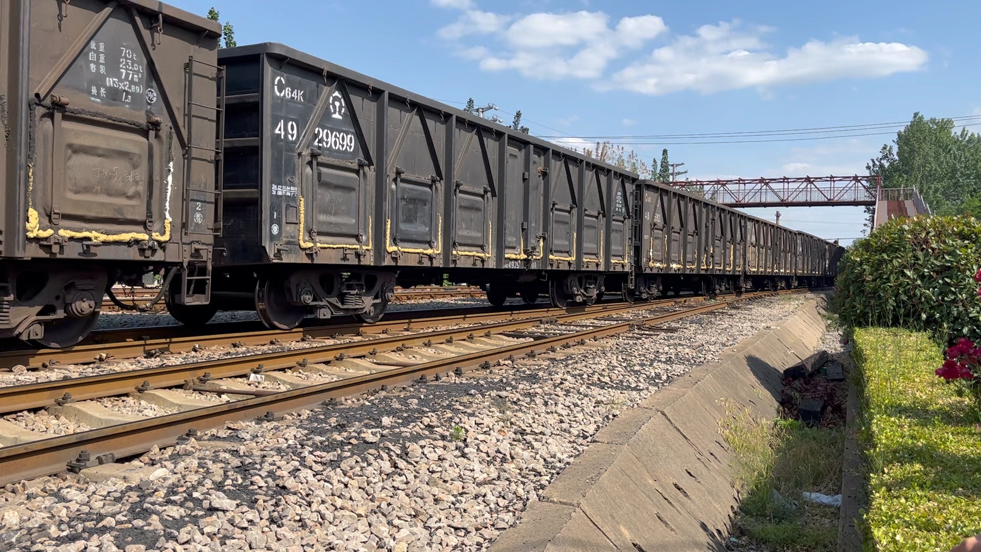 徐沛铁路df4b7693牵引大列,沛屯北场五道发车,开往沙塘方向