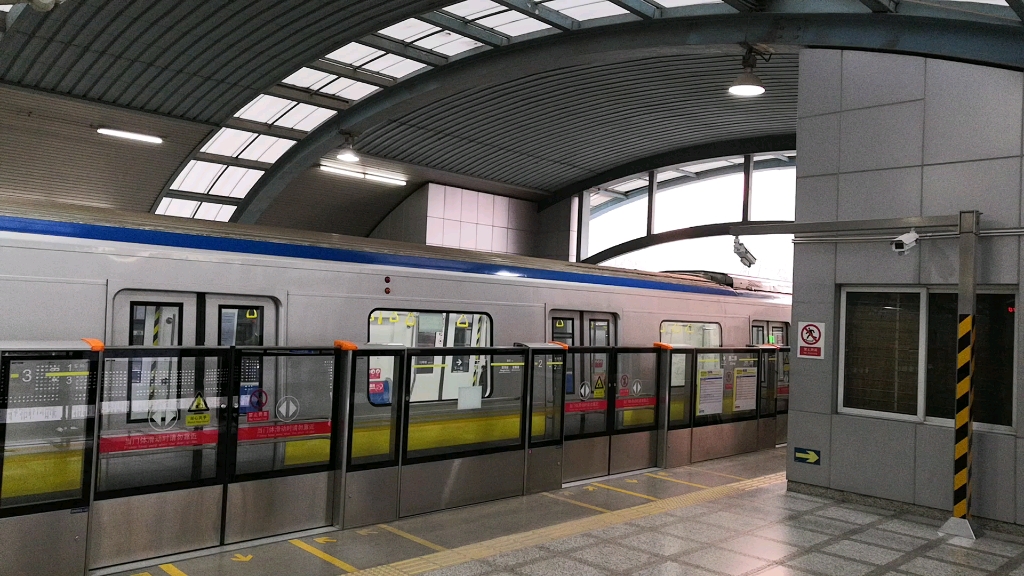 北京地铁十三号线h402龙泽出站