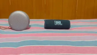 Video herunterladen: b&o a1二代 VS jbl flip6(万花筒) 四首歌对比