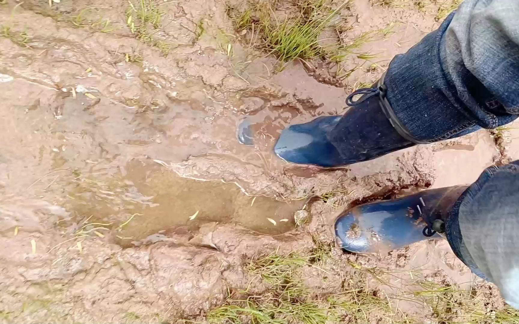 雨鞋深陷泥潭图片