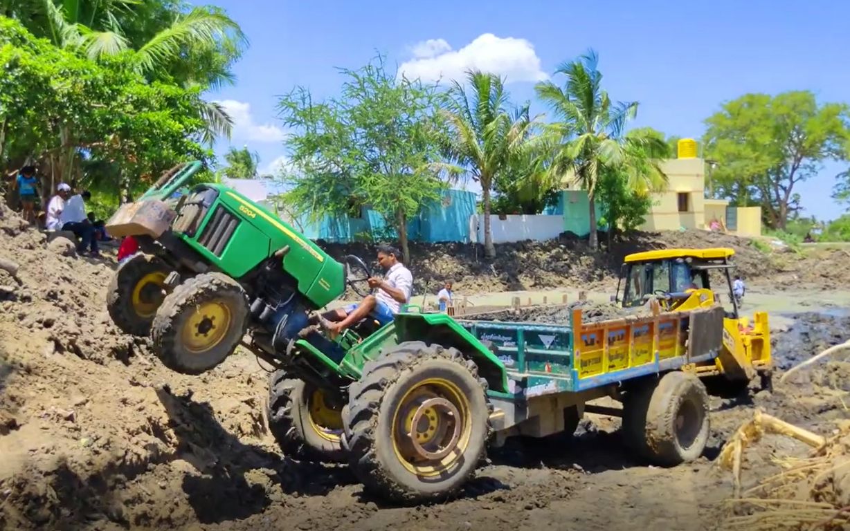 印度老哥开拖拉机,泥路难走,油门踩到底,车头都翘起来了,厉害_哔哩