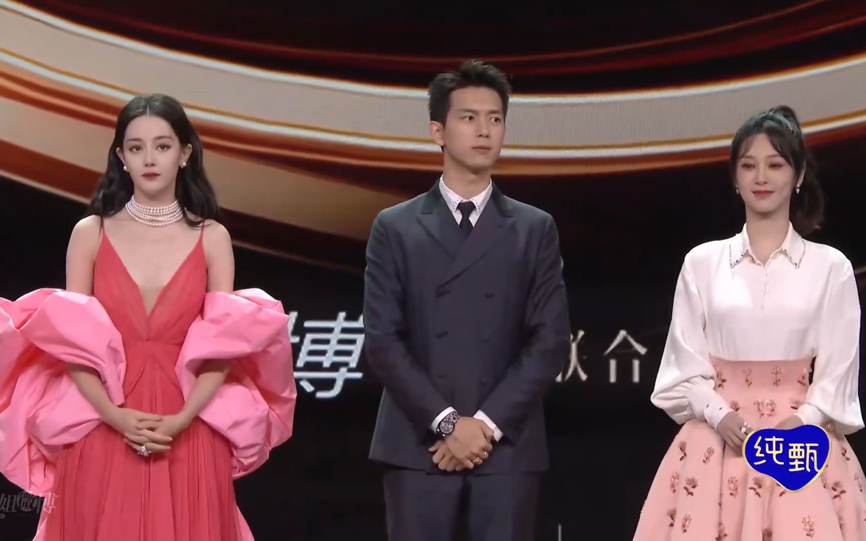 看李现扶迪丽热巴,再看他去扶杨紫,和谁关系比较亲密一目了然