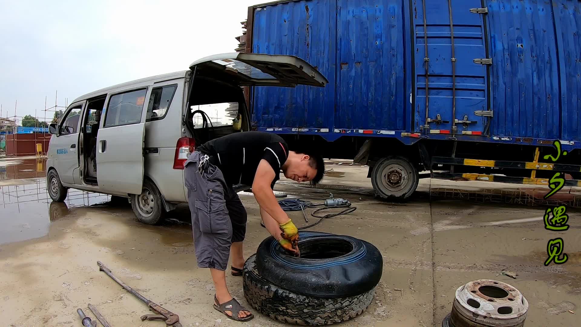 货车轮胎烂了很大个洞,司机就是不换,叫随便补好让他把车开动