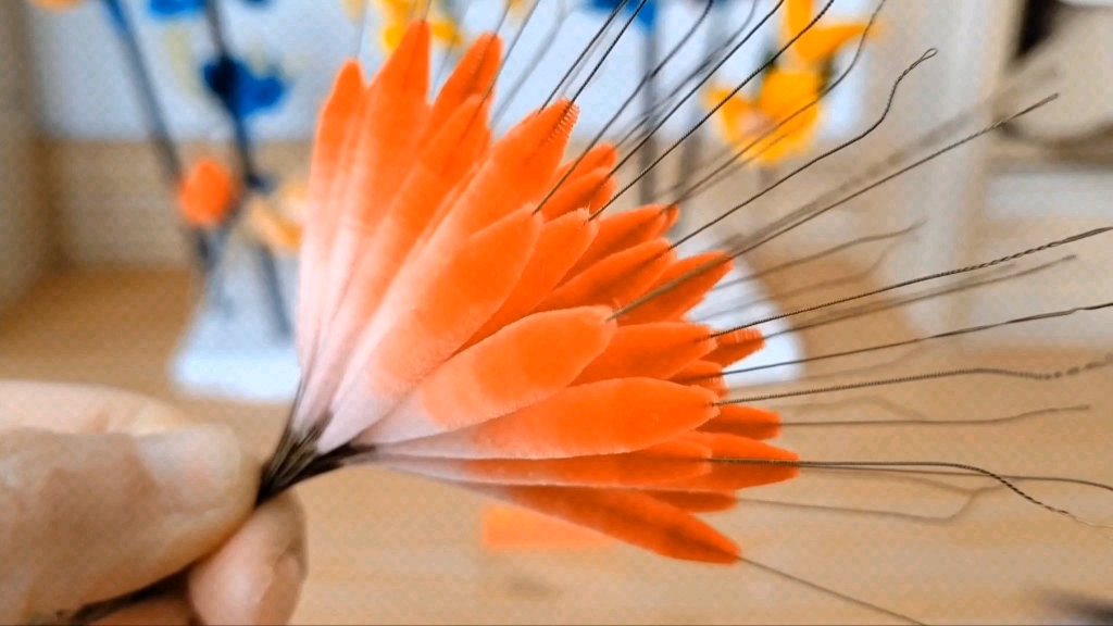 绒花簪娘胡志英用6个颜色的蚕丝线来做牡丹花,绒条渐变自然过度