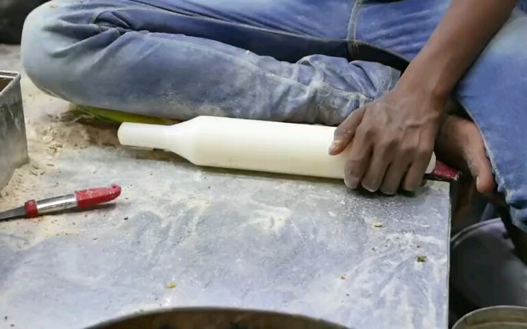 印度街头小吃–油炸面包脚离食物很近