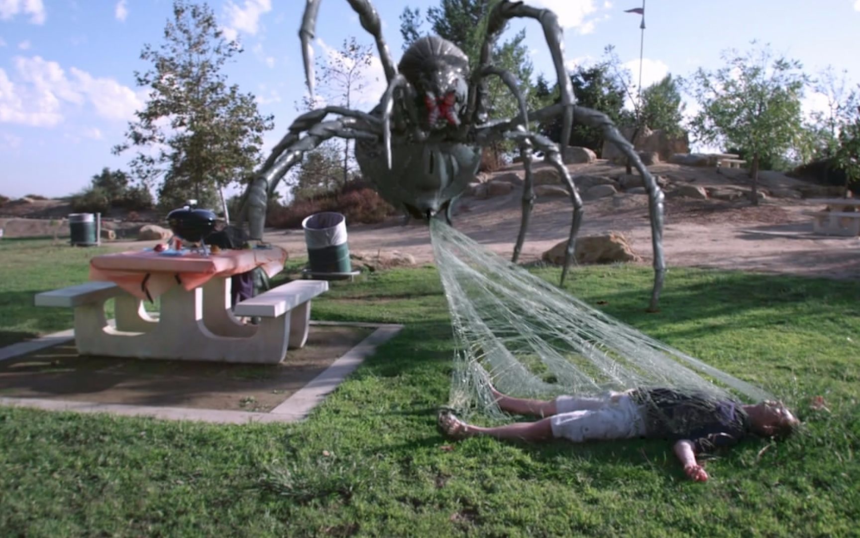 【大白话】巨型蜘蛛现身城市公园,见人就吃场面吓人!
