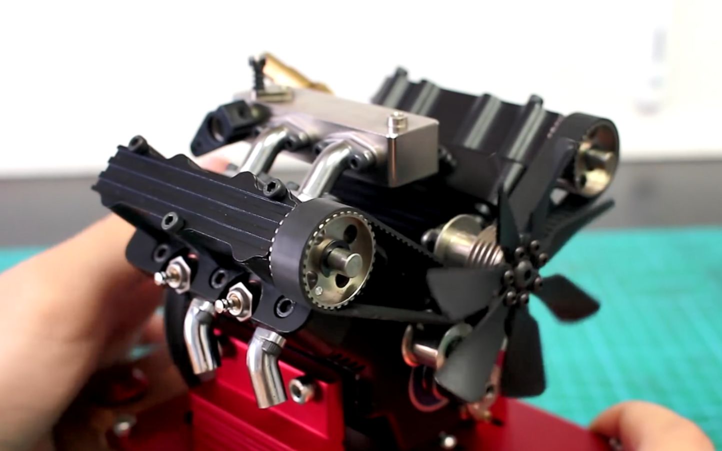 排量14cc,第一次见这么小的四缸发动机,转速破万