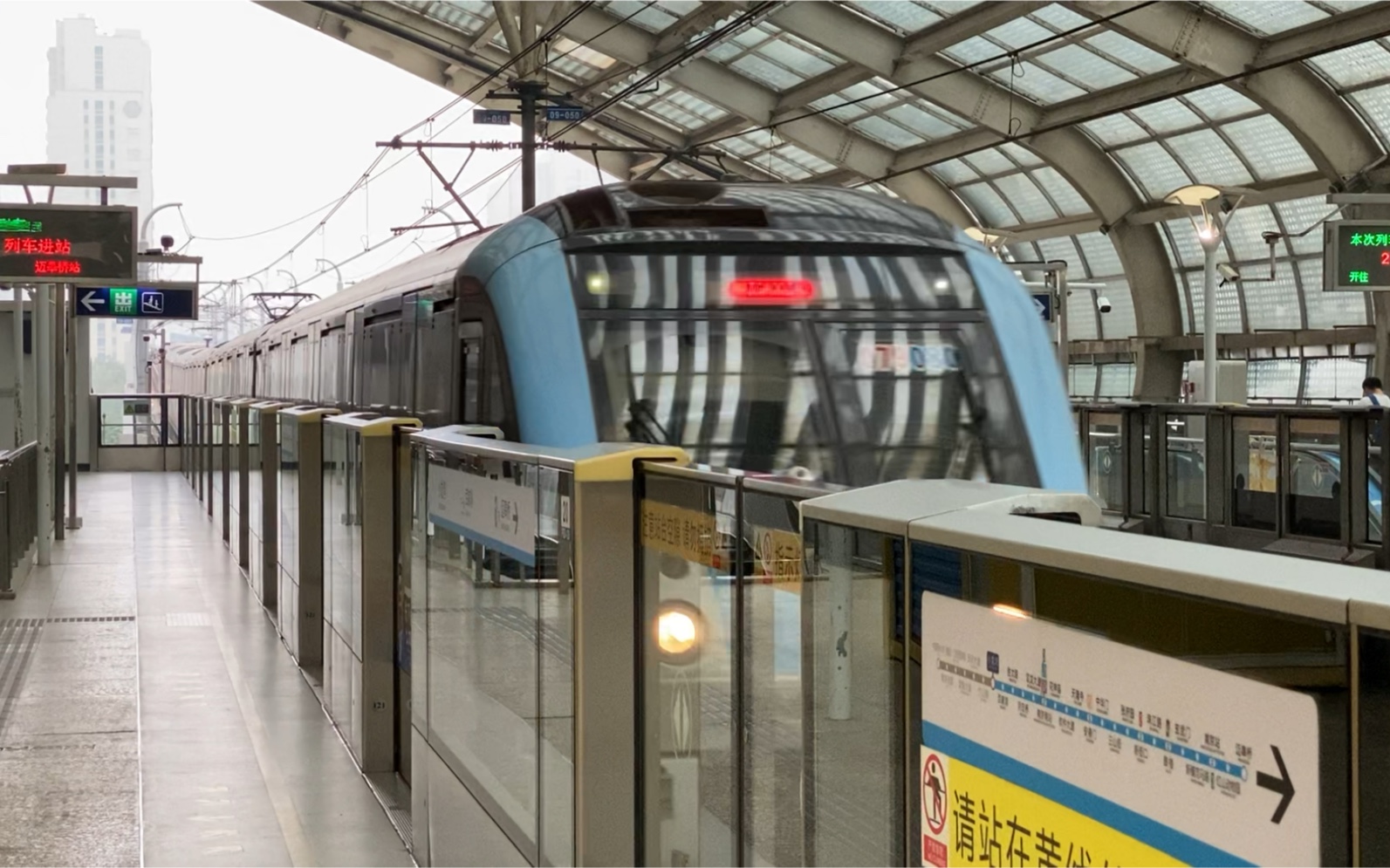 南京地铁进站急刹小龙湾站