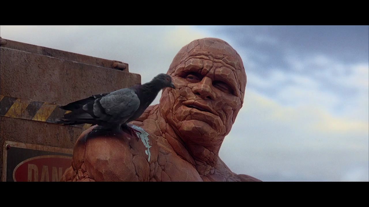 神奇四侠强大的石头人,帮人类抵挡车辆撞击