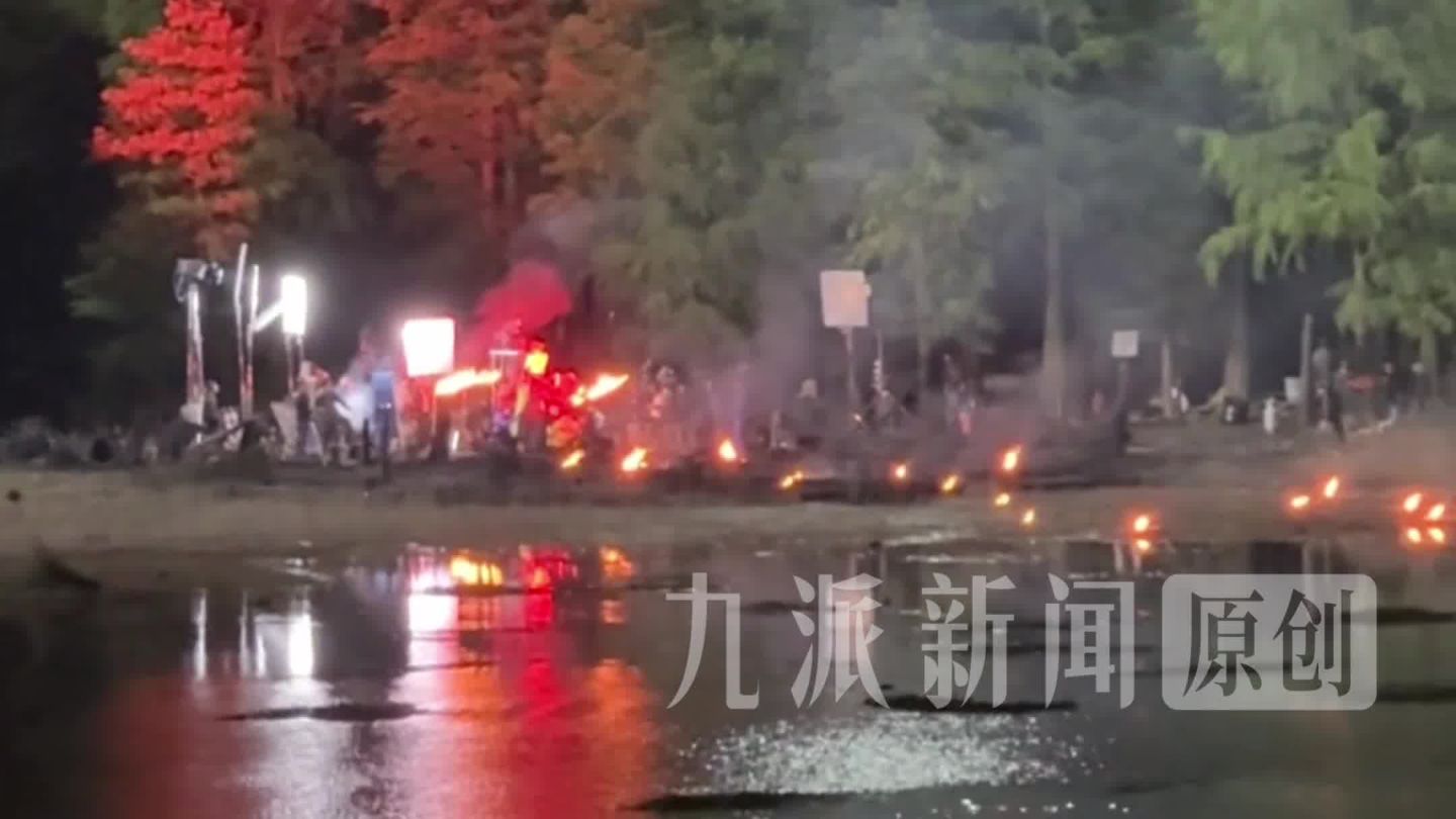 官方回应郭敬明剧组疑为拍戏烧树林：剧组在空地里布景，黑色的是木炭粉
