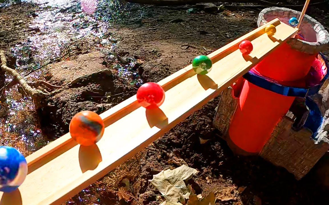 5种彩色弹珠,共30颗,全部从积木轨道跑到城堡里,怎么跑出来?