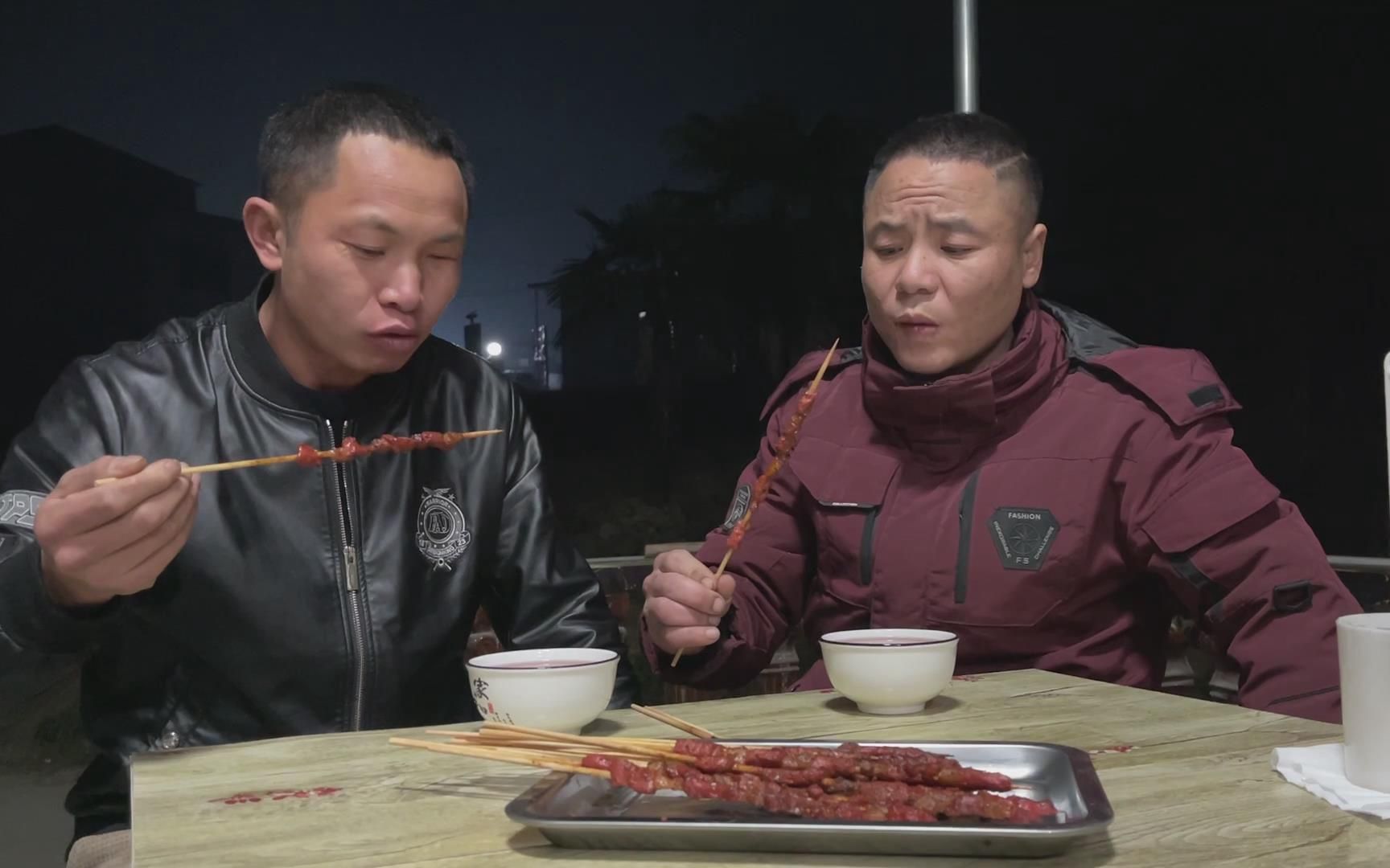 喝小酒吃烧烤,吹着贵州的夜风,四娃玩得乐不思蜀