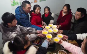 Скачать видео: 张灯结彩过新年，桃子姐一家人准备年夜饭，满满一桌菜，年味十足