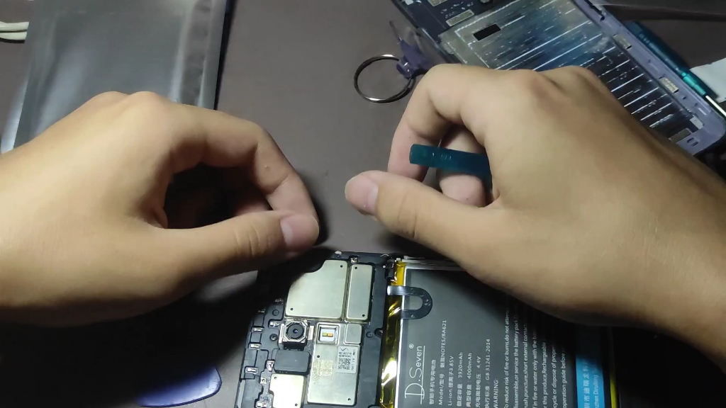 给两年没用过的魅蓝note5换电池