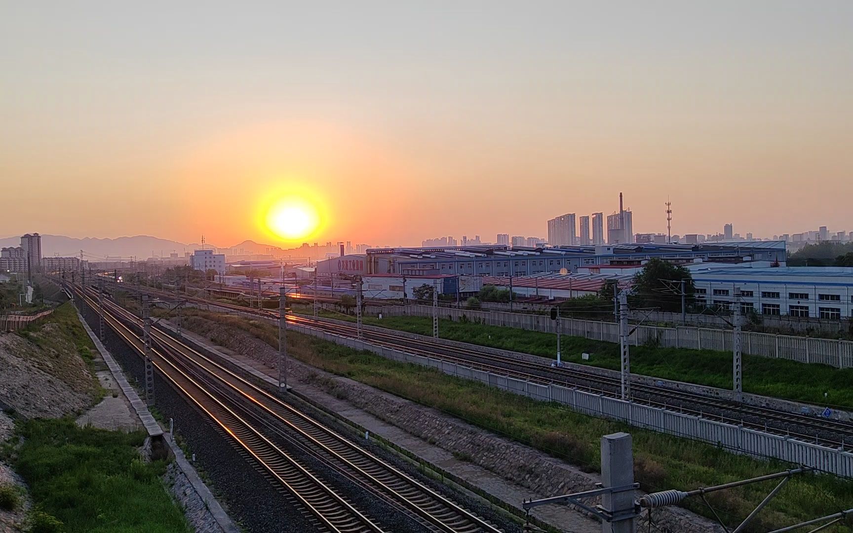 【中国铁路】端午节清晨,沈局魔改ss9电力机车牵引z212次列车(长春