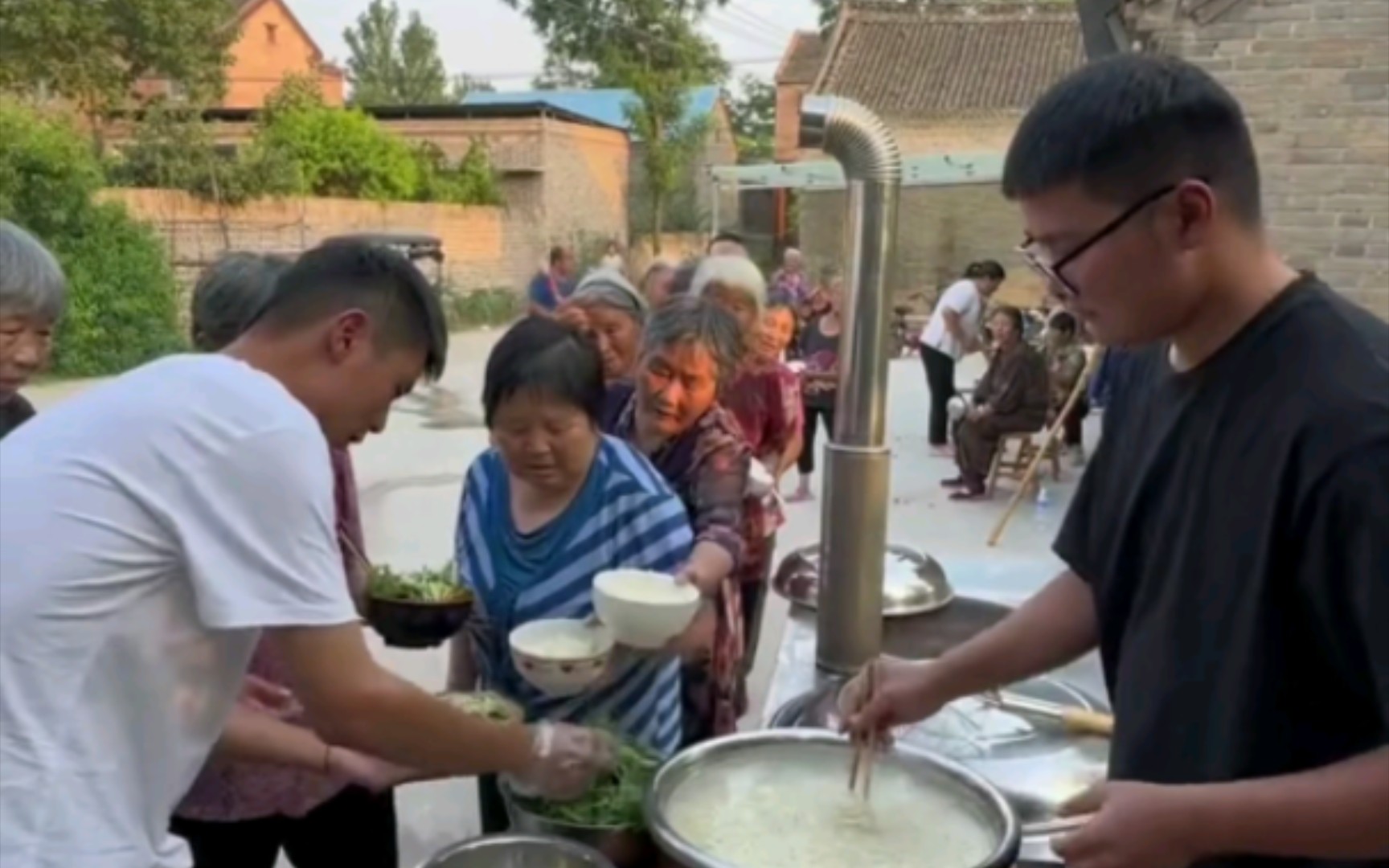 [图]今天做一顿我们家乡夏日里的标配！让远在他乡的朋友们看到自己的家乡，让他乡的朋友们了解我的家乡！大家好我是铁娃，带大家感受我们河南滴热闹村庄！