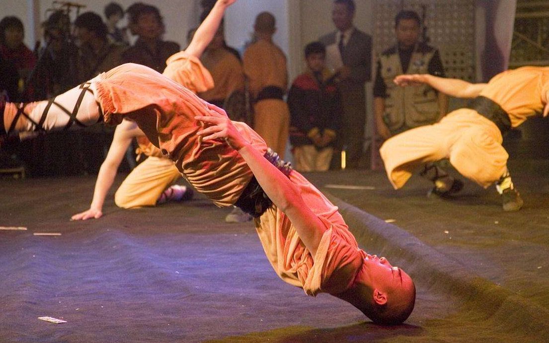 这就是真正的少林功夫少林武僧轻松放倒高壮老外