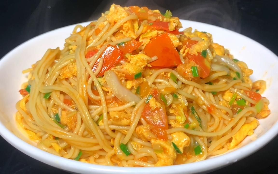 番茄炒面这样做把粘锅不结坨,鲜香美味又劲道,营养丰富做法简单