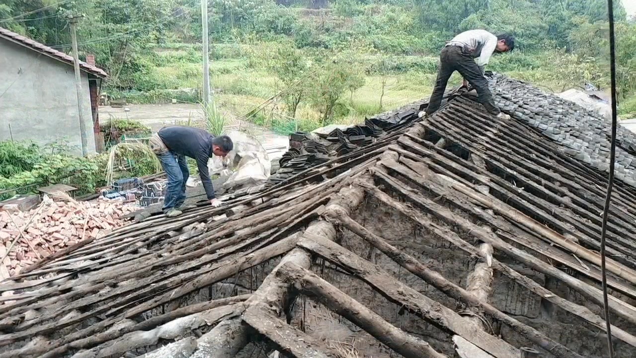 农村老师傅干活麻利,一上午拆完50年石头瓦房,这石基还能用吗?哔哩哔哩bilibili