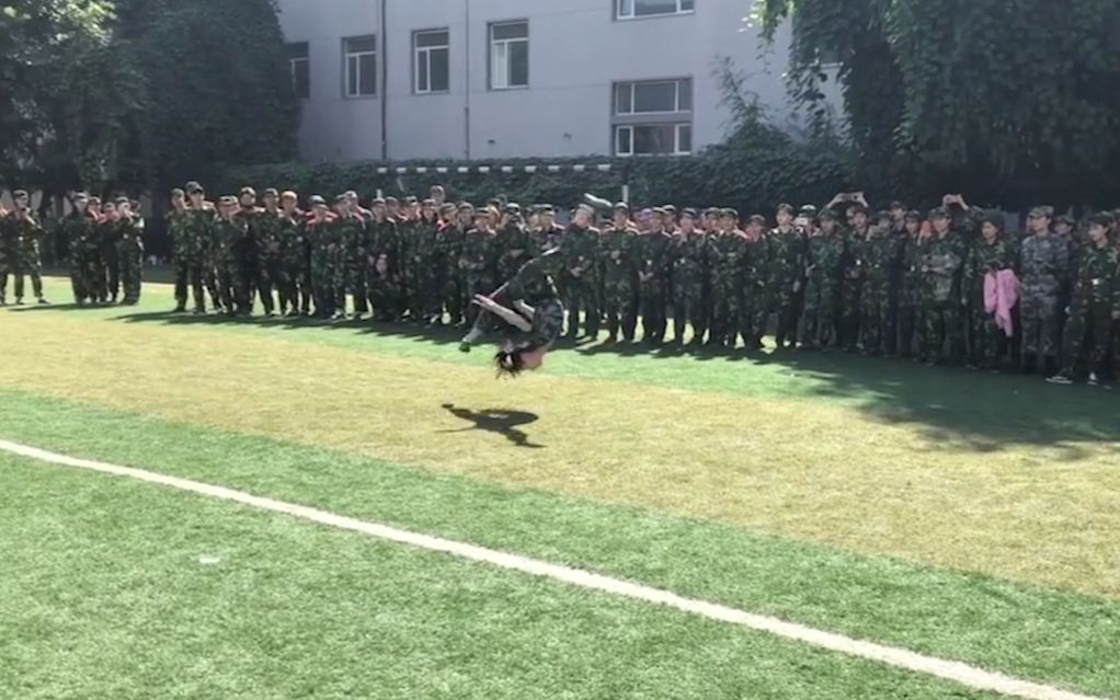 [图]军训场上女学生表演“空翻”，一秒征服全校！教官眼睛都看直了