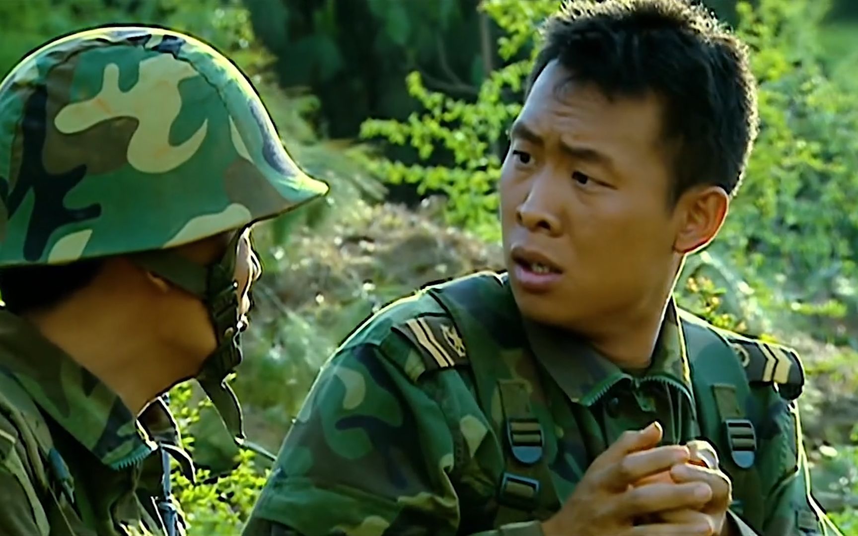 许三多演习时揣俩热鸡蛋给班长,导致全团暴露,高城:拉出来毙了_哔哩