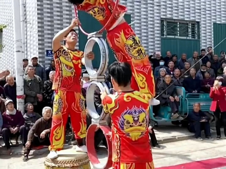 农村小伙! 民间跟头王搜 一跃3米高,街头连续空翻,动作行云流水惊呆众人!哔哩哔哩bilibili