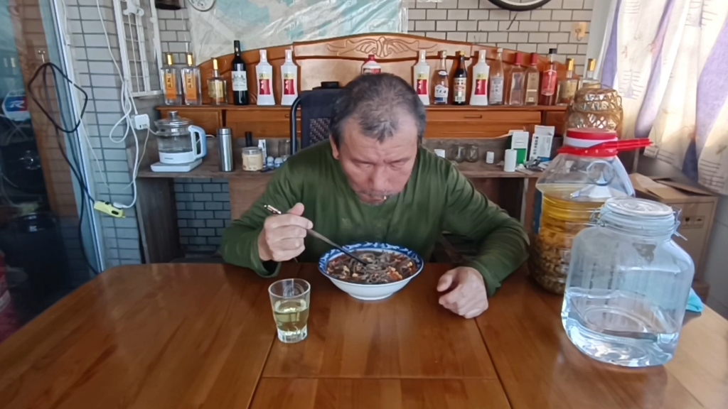 继续高烧中，哈三两龙葵散搂，一碗挂面条子，酒还是那个味儿，面是真的苦啊！